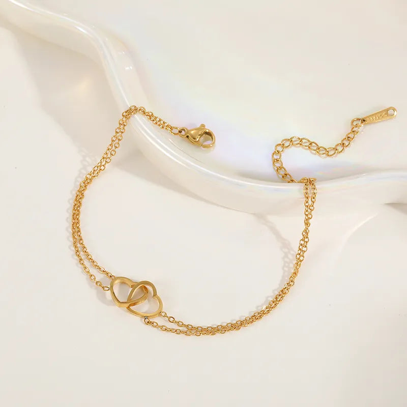 Gouden armband met verbonden hartjes